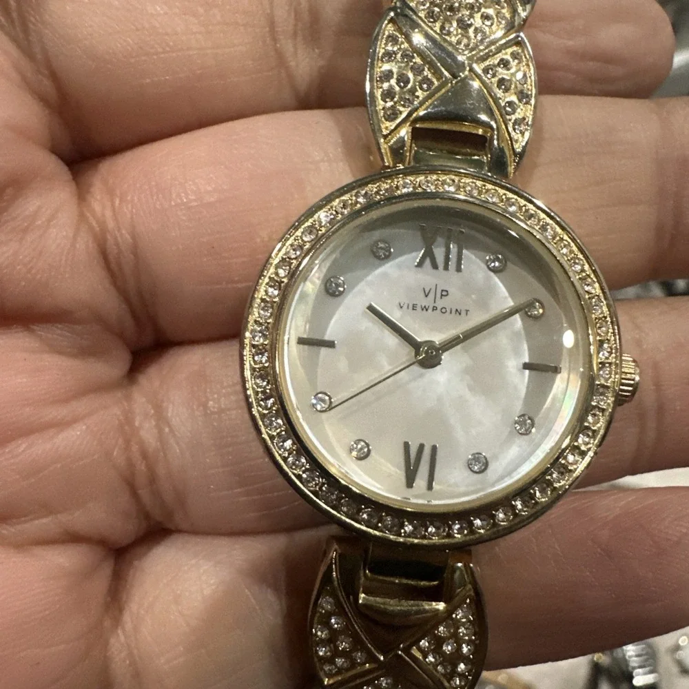 Working VP by TIMEX Womens Dainty Watch 30 mm Gold Tone Bracelet MOP dial Fit 7